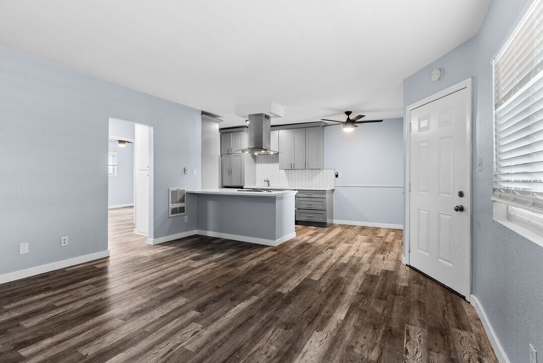 927 Daisy Ave in Long Beach, CA - Building Photo