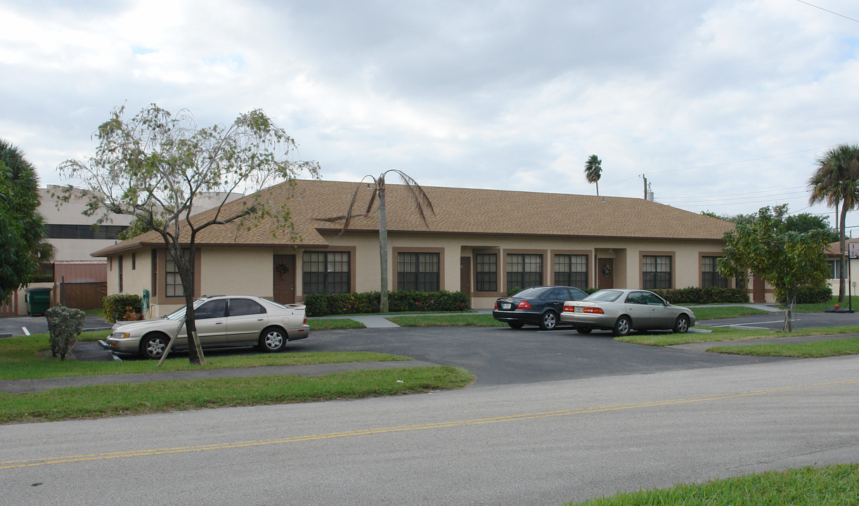 6100-6106 NW 6th St in Pompano Beach, FL - Building Photo