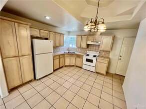 2220 W Candlelight Ln-Unit -4 in Edinburg, TX - Building Photo - Building Photo