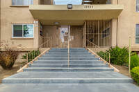 Toluca Village Townhomes in North Hollywood, CA - Foto de edificio - Building Photo