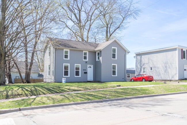 406 W 12th St in Cedar Falls, IA - Foto de edificio - Building Photo