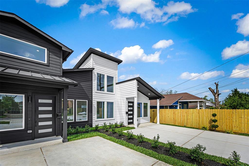 2105 Melbourne St in Houston, TX - Building Photo