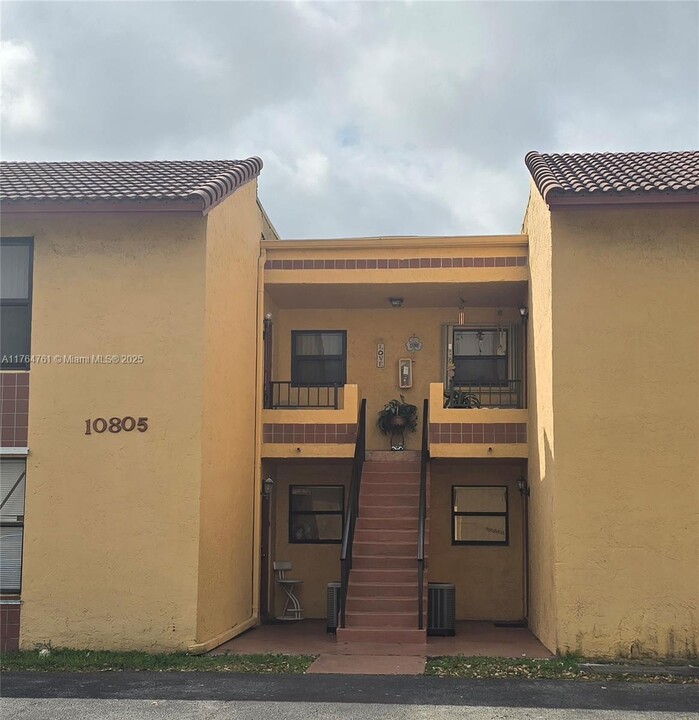 10805 NW 7th St in Miami, FL - Foto de edificio