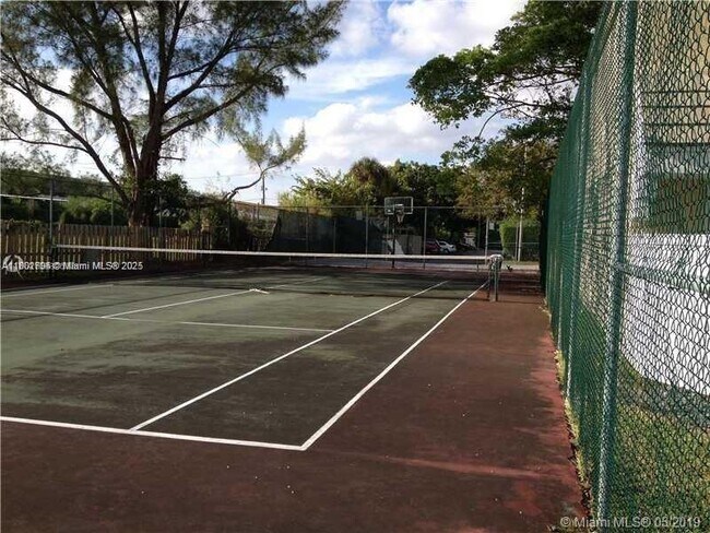 6845 SW 45th Ln in Miami, FL - Building Photo - Building Photo