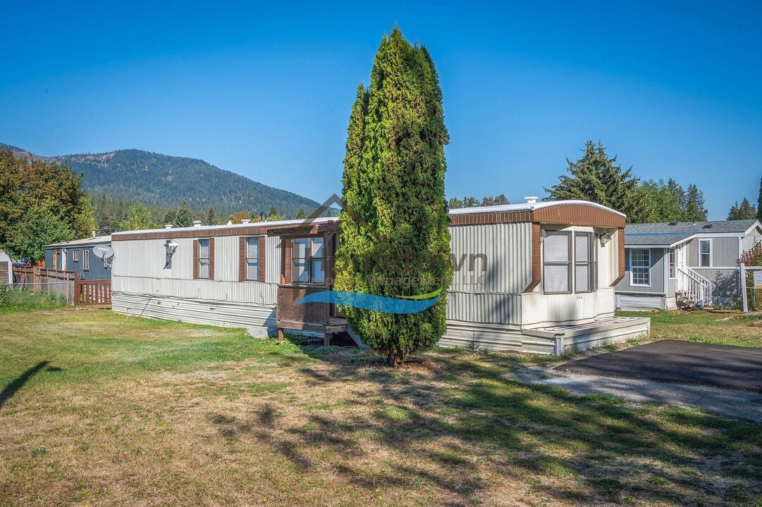 8441 W Mdw Brk in Rathdrum, ID - Foto de edificio