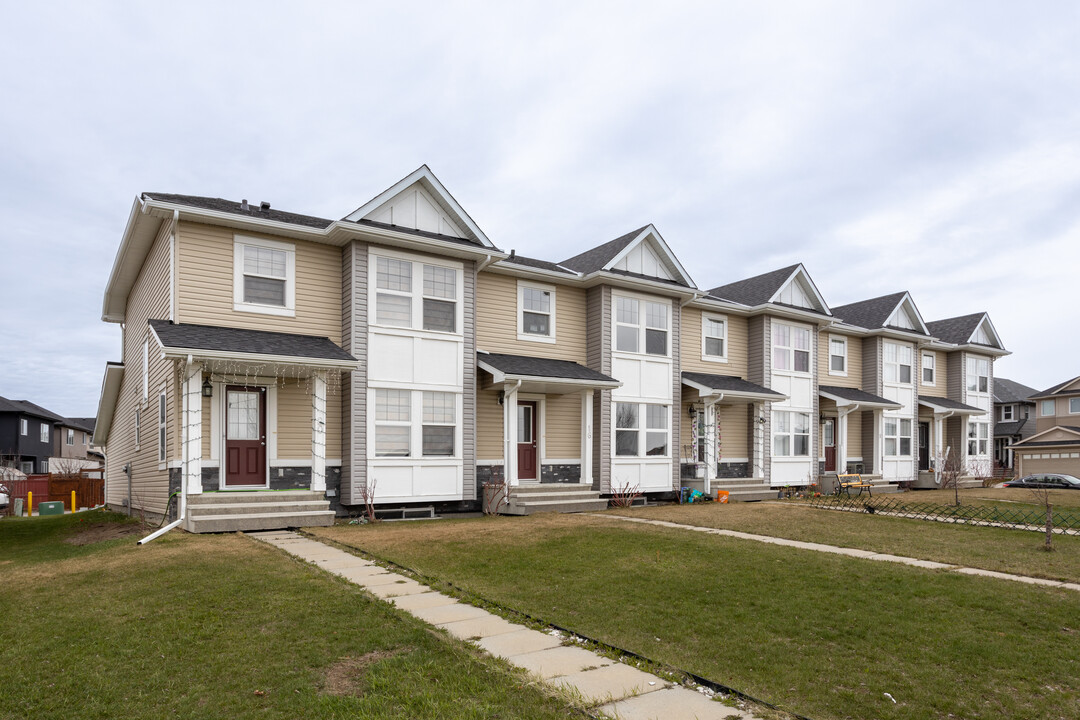 32 Saddlelake Mews NE in Calgary, AB - Building Photo