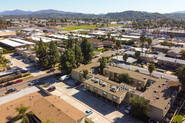 Dominguez Way Apartments in El Cajon, CA - Foto de edificio - Building Photo