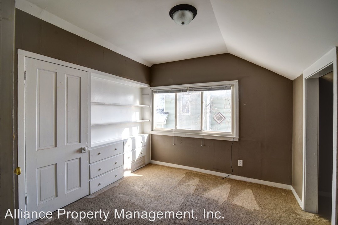 1006 Houston St in Manhattan, KS - Building Photo