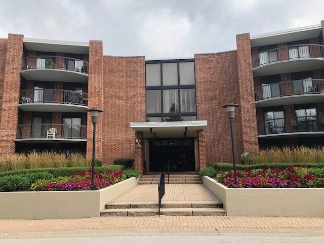 1515 E Central Rd in Arlington Heights, IL - Building Photo