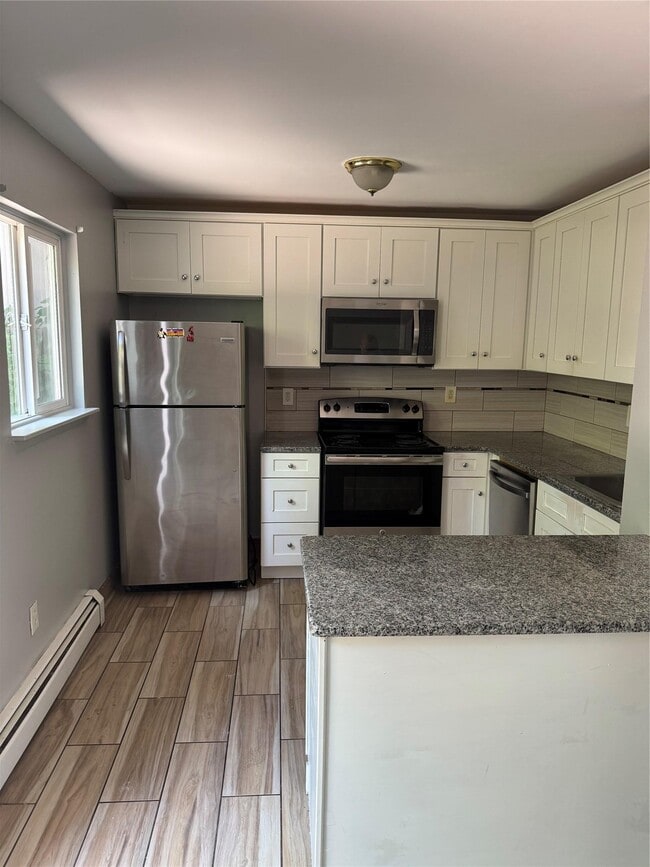 11 Columbine Ct in Middletown, NY - Building Photo - Building Photo