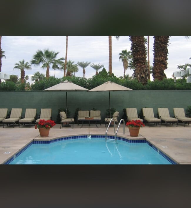 Soledad Apartments in Palm Springs, CA - Foto de edificio - Building Photo