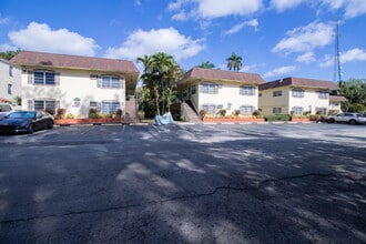 Sun Harbour Apartments in Fort Lauderdale, FL - Building Photo - Building Photo