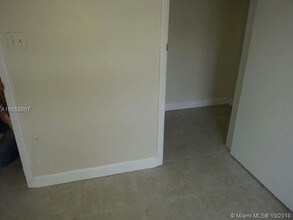 620 SW 4th St-Unit -5 in Miami, FL - Foto de edificio - Building Photo