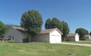 Parkwood Duplexes in Moore, OK - Building Photo - Building Photo