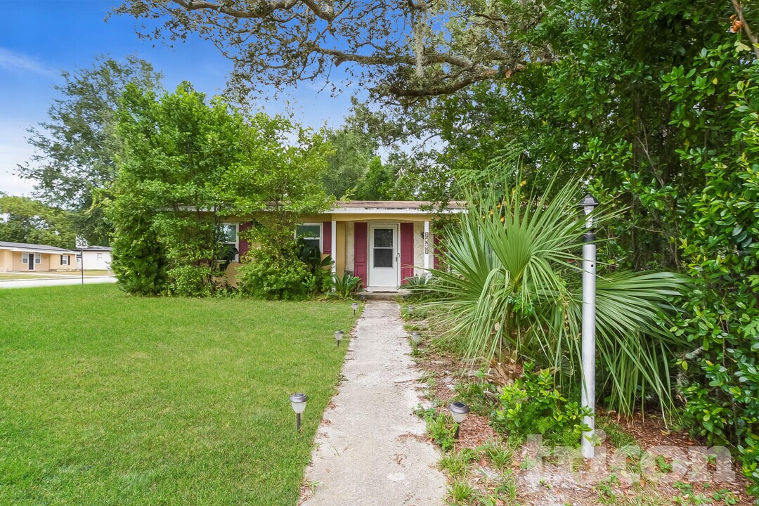 1481 Falmouth Ave in Deltona, FL - Foto de edificio