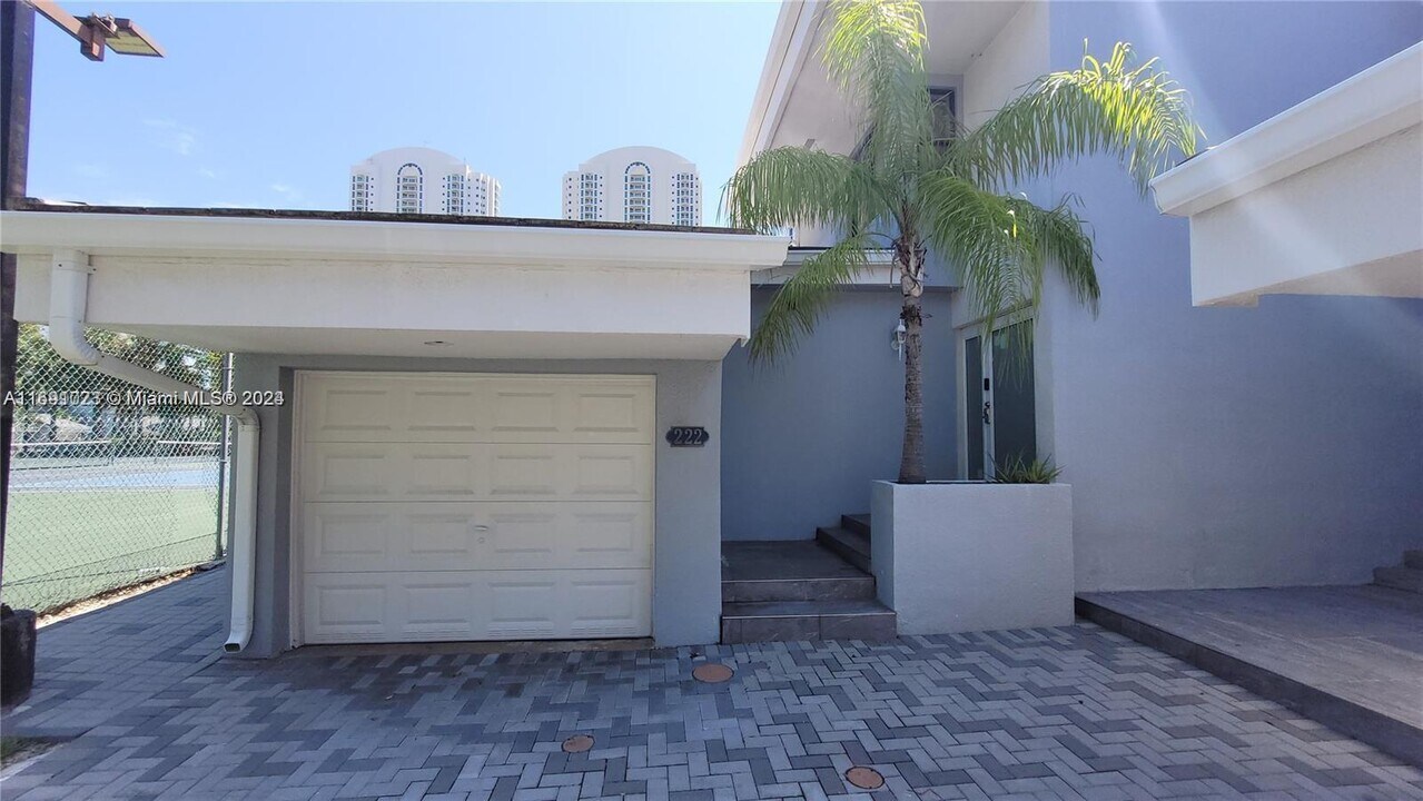 222 Poinciana Island Dr in Sunny Isles Beach, FL - Foto de edificio