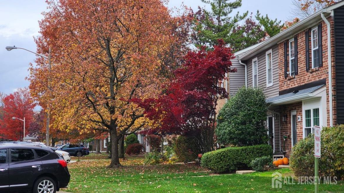 295 Constitution Cir in North Brunswick, NJ - Building Photo