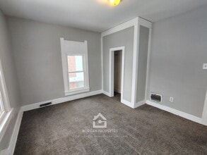 1712 Main St, Unit 2 in Anderson, IN - Foto de edificio - Building Photo