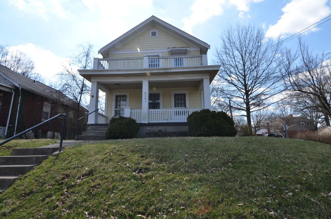 6201 Bramble Ave, Unit 2 in Cincinnati, OH - Building Photo