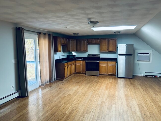 4 Levesque Dr in Smithfield, RI - Foto de edificio - Building Photo