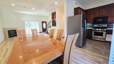 10833 Kling St, Unit Noho Condo in North Hollywood, CA - Foto de edificio - Building Photo