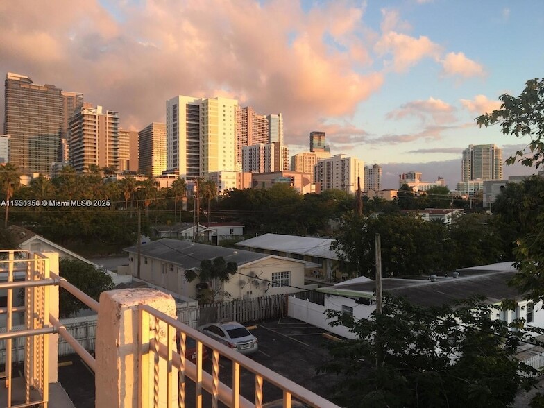 428 SW 9th St, Unit 15 in Miami, FL - Building Photo