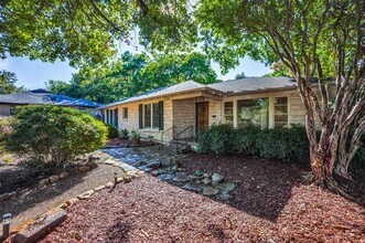 2129 Elmwood Blvd in Dallas, TX - Building Photo - Building Photo