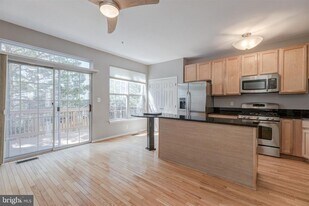 5140 Donovan Dr in Alexandria, VA - Building Photo