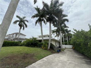1035 Cypress Woods Dr in Naples, FL - Foto de edificio - Building Photo