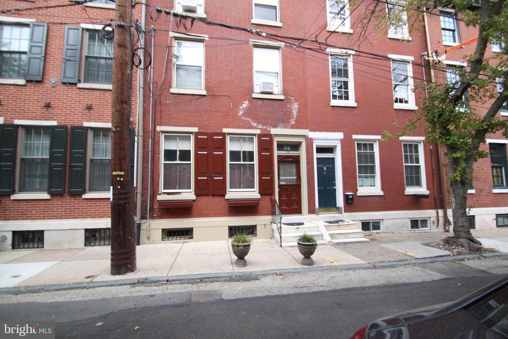 131 Pemberton St in Philadelphia, PA - Building Photo