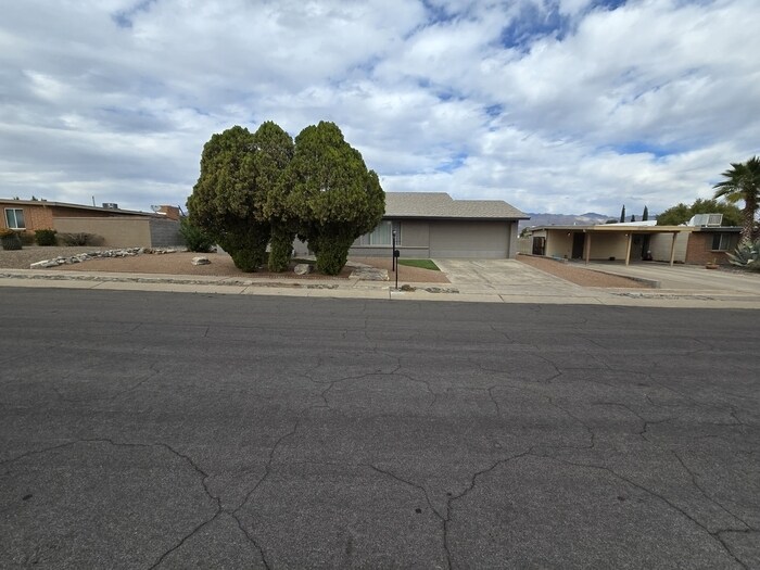 8615 E Bellevue Pl in Tucson, AZ - Building Photo