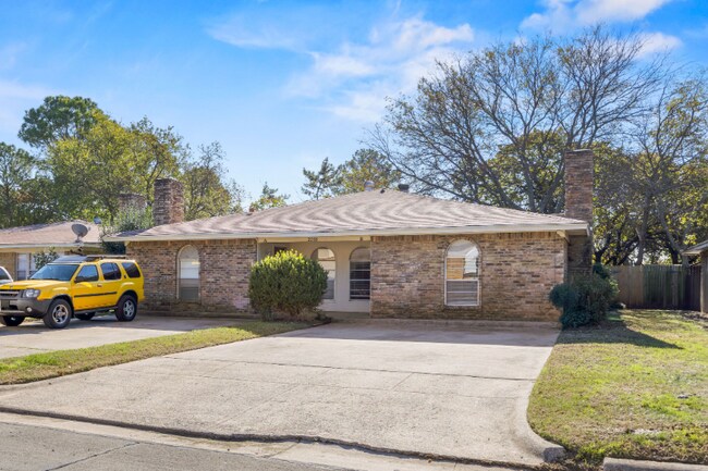2208 Viewtop Ln in Arlington, TX - Foto de edificio - Building Photo