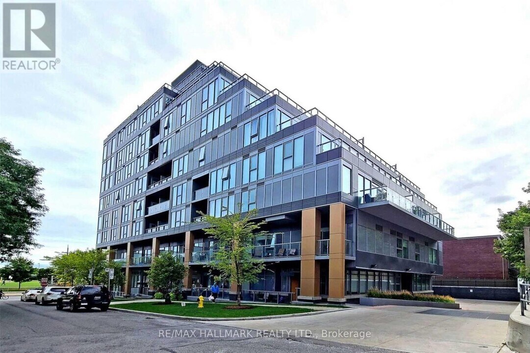6 Parkwood Ave in Toronto, ON - Building Photo