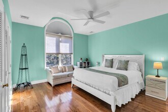 10 Bay Woods Dr in Hampton Bays, NY - Foto de edificio - Building Photo