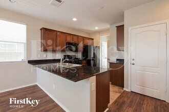 661 Swift Eagle Ave in Henderson, NV - Foto de edificio - Building Photo