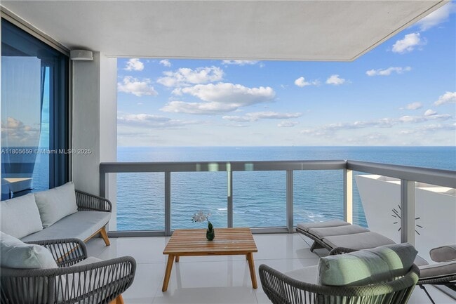 6899 Collins Ave, Unit 2208 in Miami Beach, FL - Building Photo - Building Photo