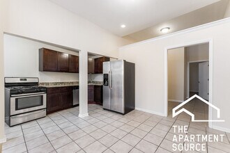 2120 W Grand Ave in Chicago, IL - Building Photo - Building Photo