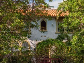 1528 Drexel Ave in Miami Beach, FL - Foto de edificio - Building Photo
