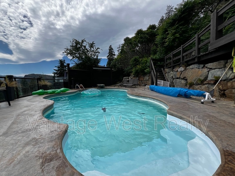 1020 Aurora Heights in West Kelowna, BC - Building Photo