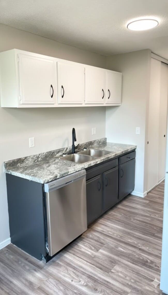 Royal Oaks Apartments in Blaine, MN - Foto de edificio - Building Photo