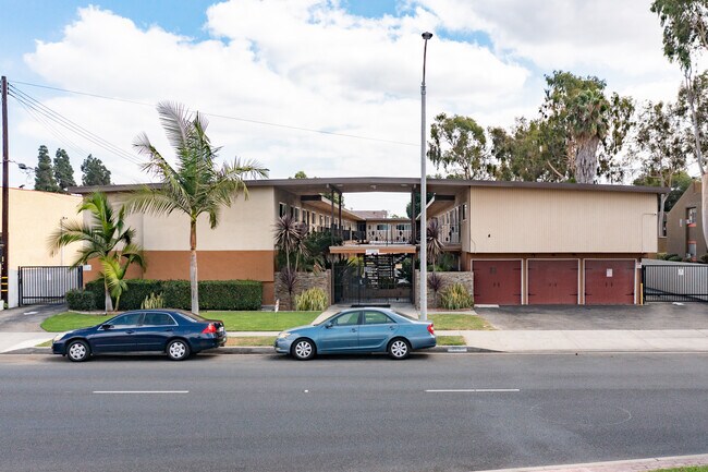 Spondee Apartments in Lakewood, CA - Building Photo - Building Photo