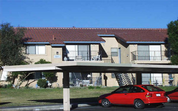 Country Hills Apartments in Desert Hot Springs, CA - Foto de edificio - Building Photo