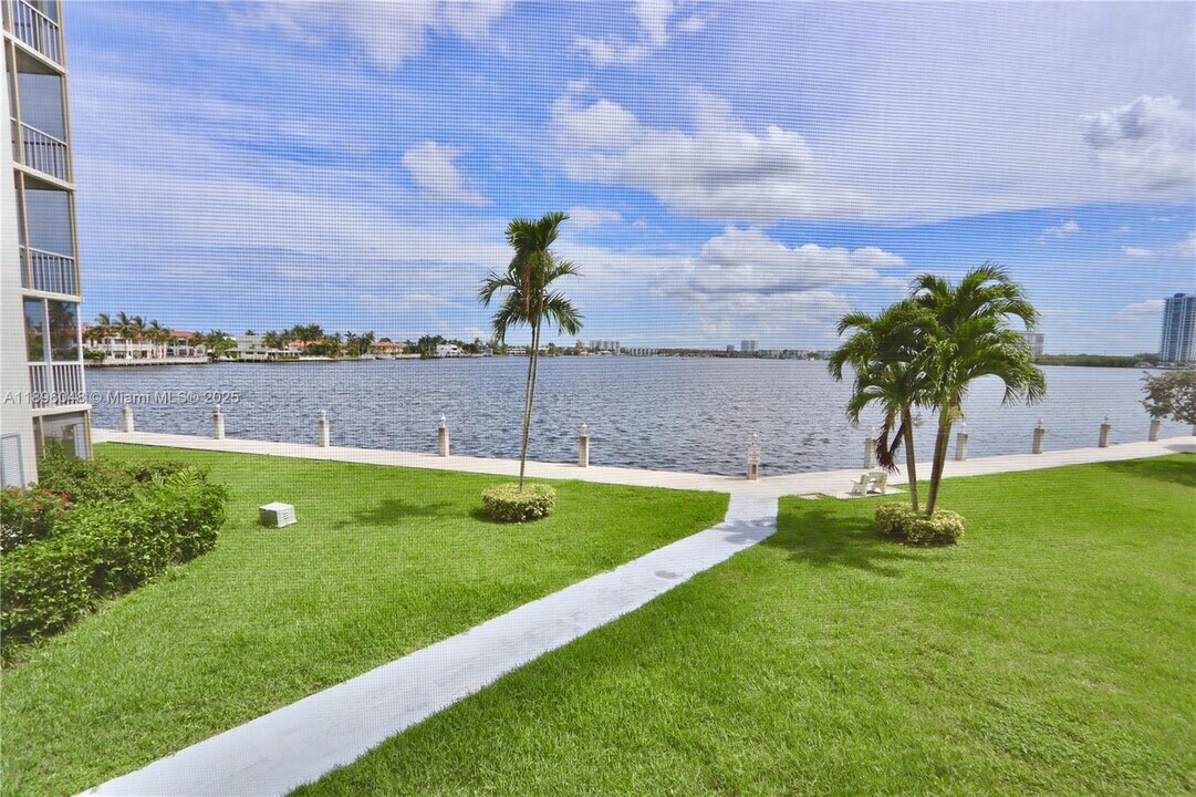 3020 Marcos Dr in Aventura, FL - Building Photo