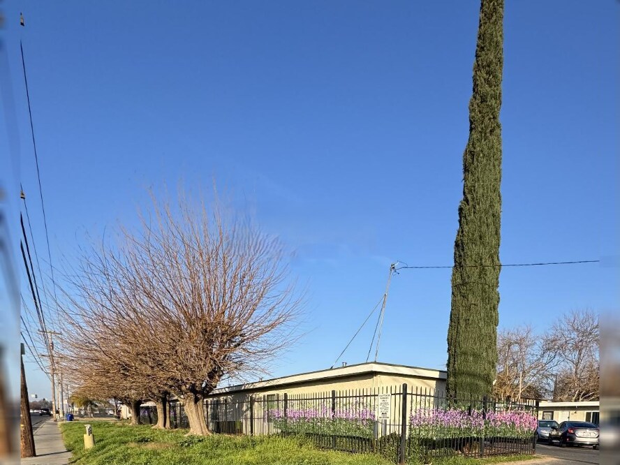 1261 E Bellevue Rd in Atwater, CA - Building Photo