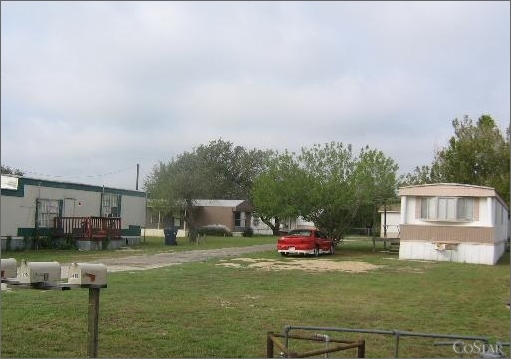 418 Winship Rd in Pleasanton, TX - Building Photo