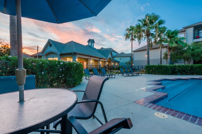 Lago Del Mar in Laredo, TX - Foto de edificio - Building Photo