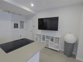 1127 Euclid Ave in Miami Beach, FL - Building Photo - Building Photo