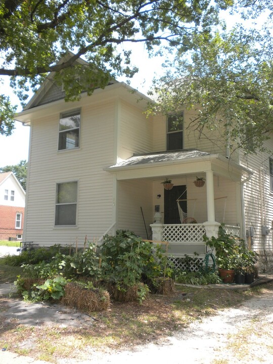 408 N 8th St in Columbia, MO - Building Photo