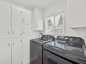 16049 Tuba St in Los Angeles, CA - Foto de edificio - Building Photo