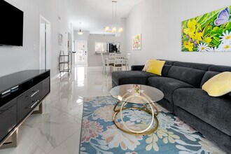 3068 S Oakland Forest Dr in Oakland Park, FL - Building Photo - Building Photo